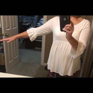 Off-white scoopneck baby doll top w/ruffled sleeve
